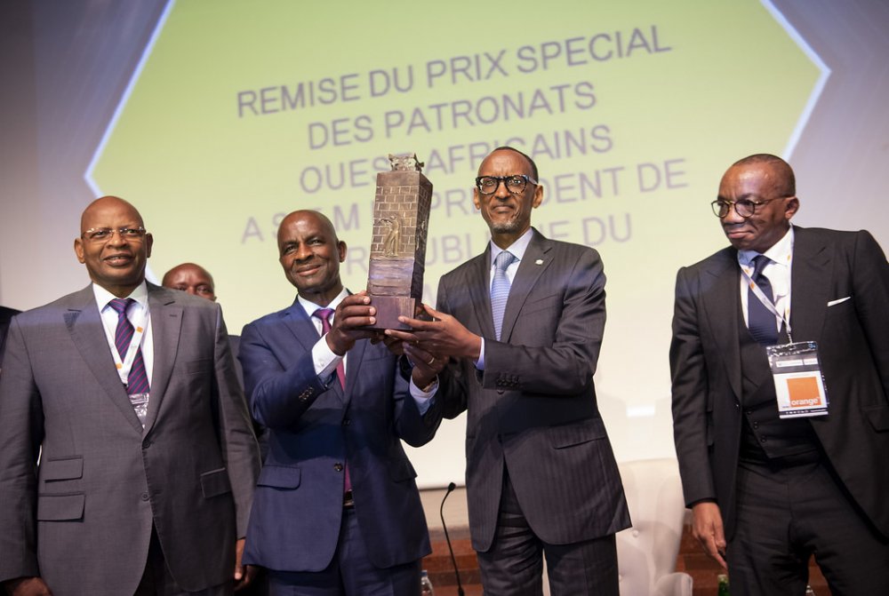 Récompense du mérite : Le Président rwandais reçoit un prix pour son leadership transformationnel