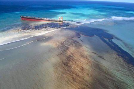 Un navire japonais qui contenait 3800 tonnes d'huile lourde et 200 tonnes de diesel s’est échoué dans des eaux proches de l’Île Maurice( Agence Ecofin)