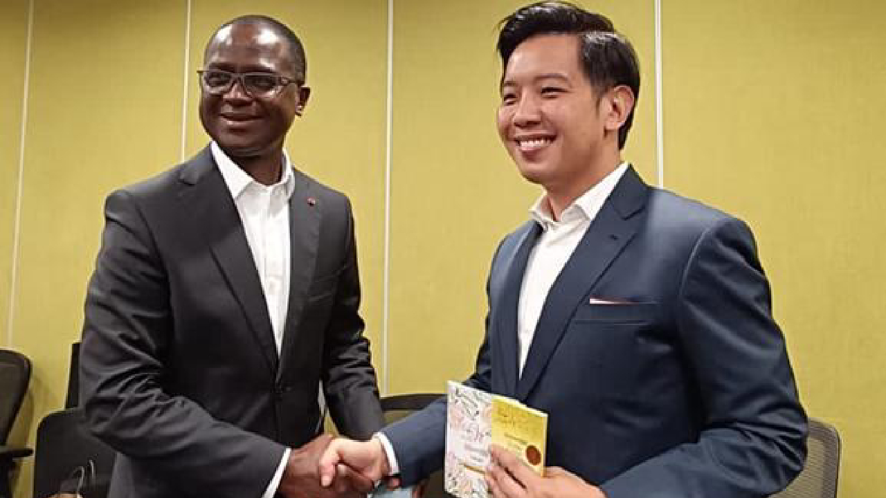 Le Président Ahmed Cissé échangeant un présent avec le Ministre d’état au commerce et à l’industrie de Singapour, M. ALVIN TAN. Cet échange de présents s'est fait lors de l'audience qui a été accordé à la délégation ivoirienne.