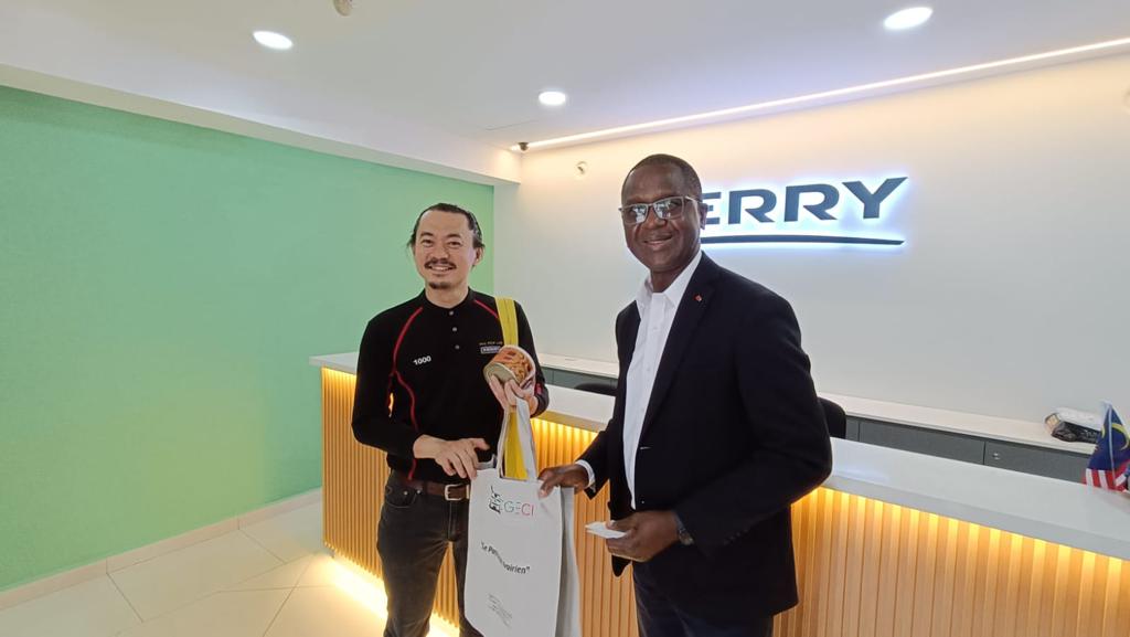 Le Président Ahmed CISSÉ et sa délégation à Johor Barhu, en Malaisie, visitent la multinationale de l’Agrifood, Food Kerry, qui investit dans l’industrie du goût et de l’innovation alimentaire.